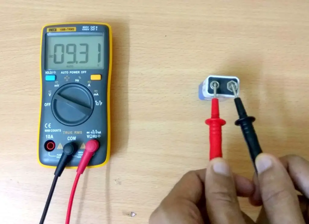 Voltage measurement on auto range multimeter